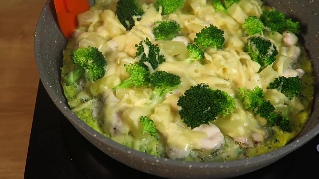 Запеканка из курицы с брокколи и сыром с ананасами
