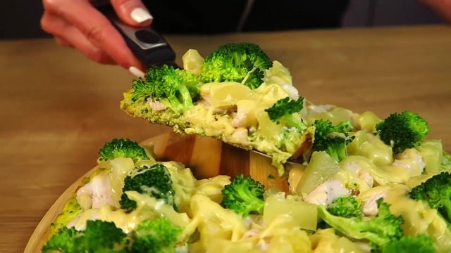 Запеканка из курицы с брокколи и сыром с ананасами