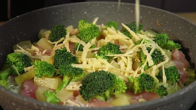 Запеканка из курицы с брокколи и сыром с ананасами