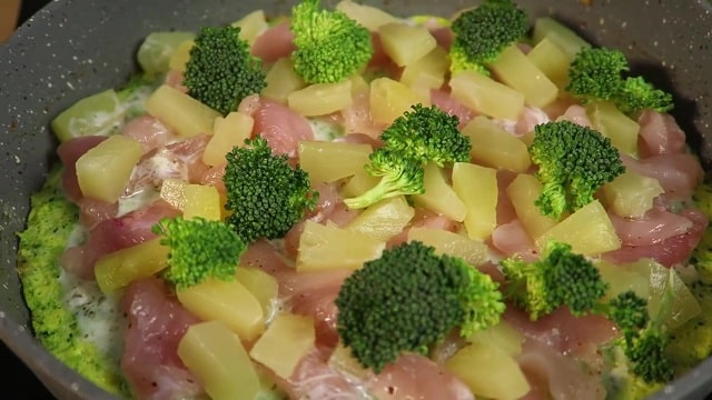 Запеканка из курицы с брокколи и сыром с ананасами