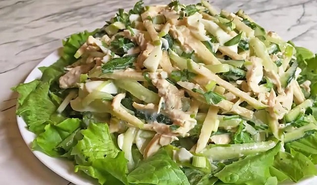 Салат фитнес с куриным филе, яблоком и огурцом