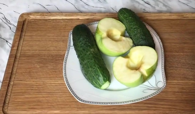 Салат фитнес с куриным филе, яблоком и огурцом