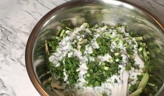 Салат фитнес с куриным филе, яблоком и огурцом